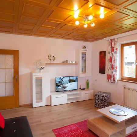 Vakantiehuis Chalet Gloria In *